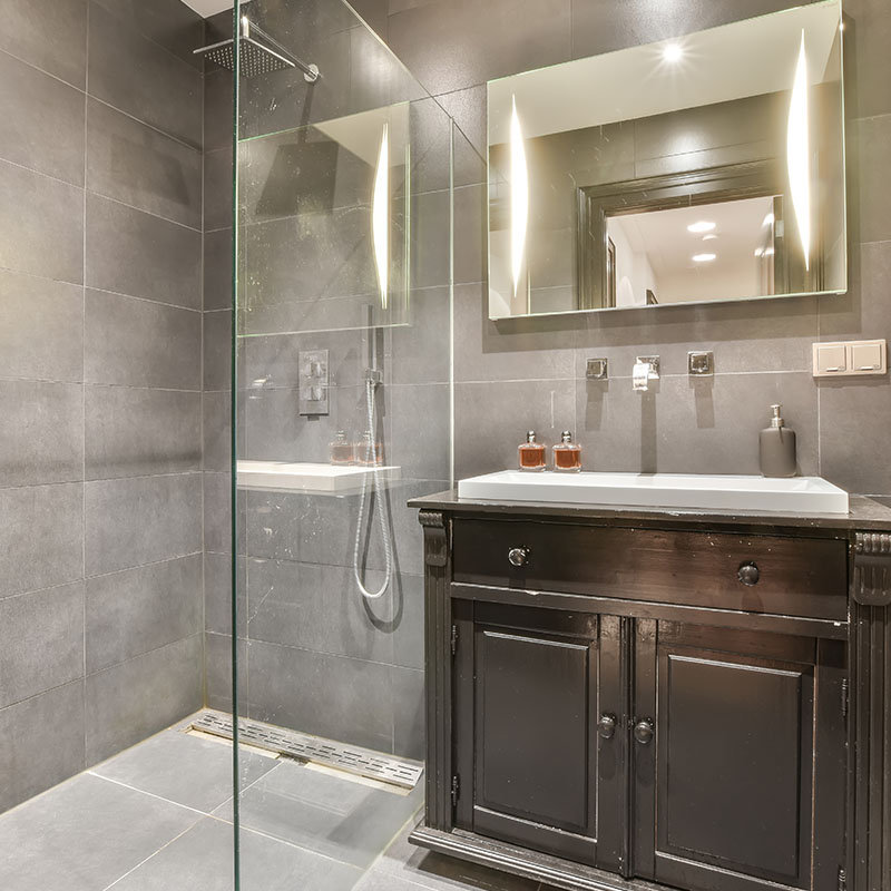 Walk-In Showers vs. Bathtubs - What’s Best for Your Bathroom - Image 1